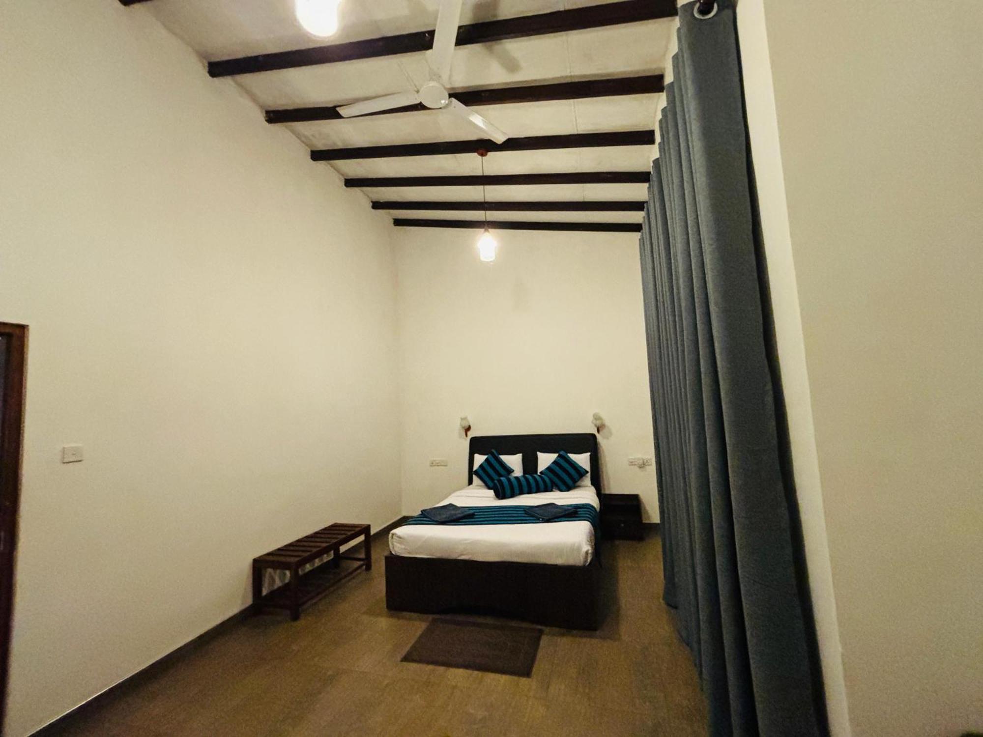 Shadow Inn Ella Bilik gambar