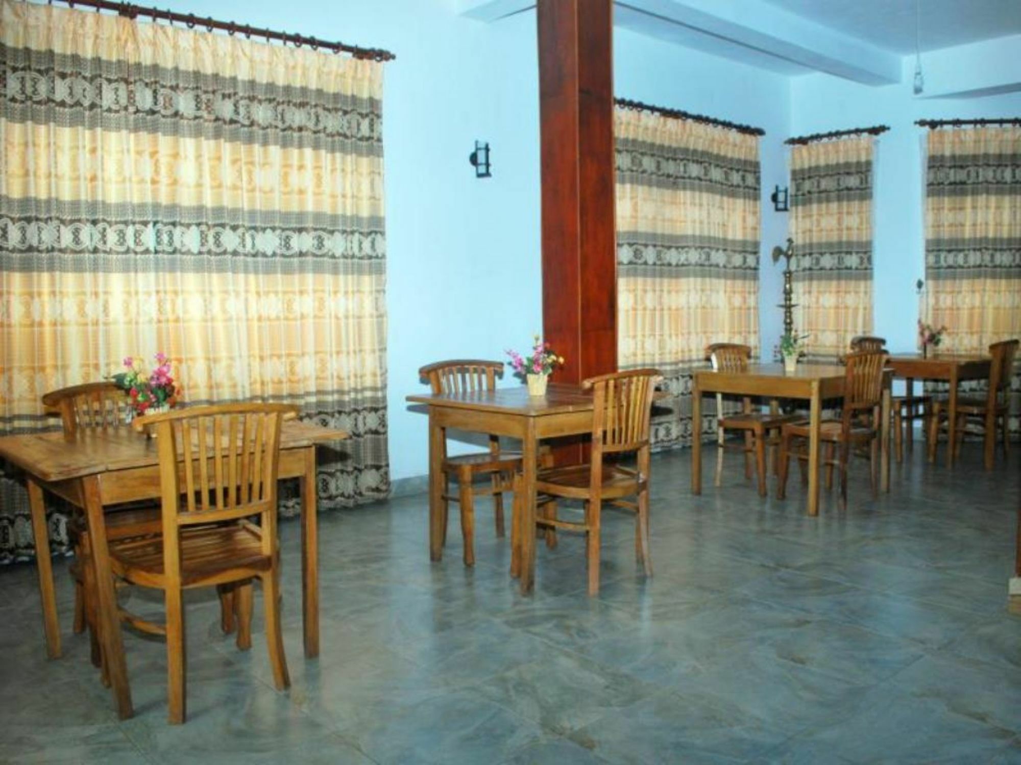 Shadow Inn Ella Luaran gambar