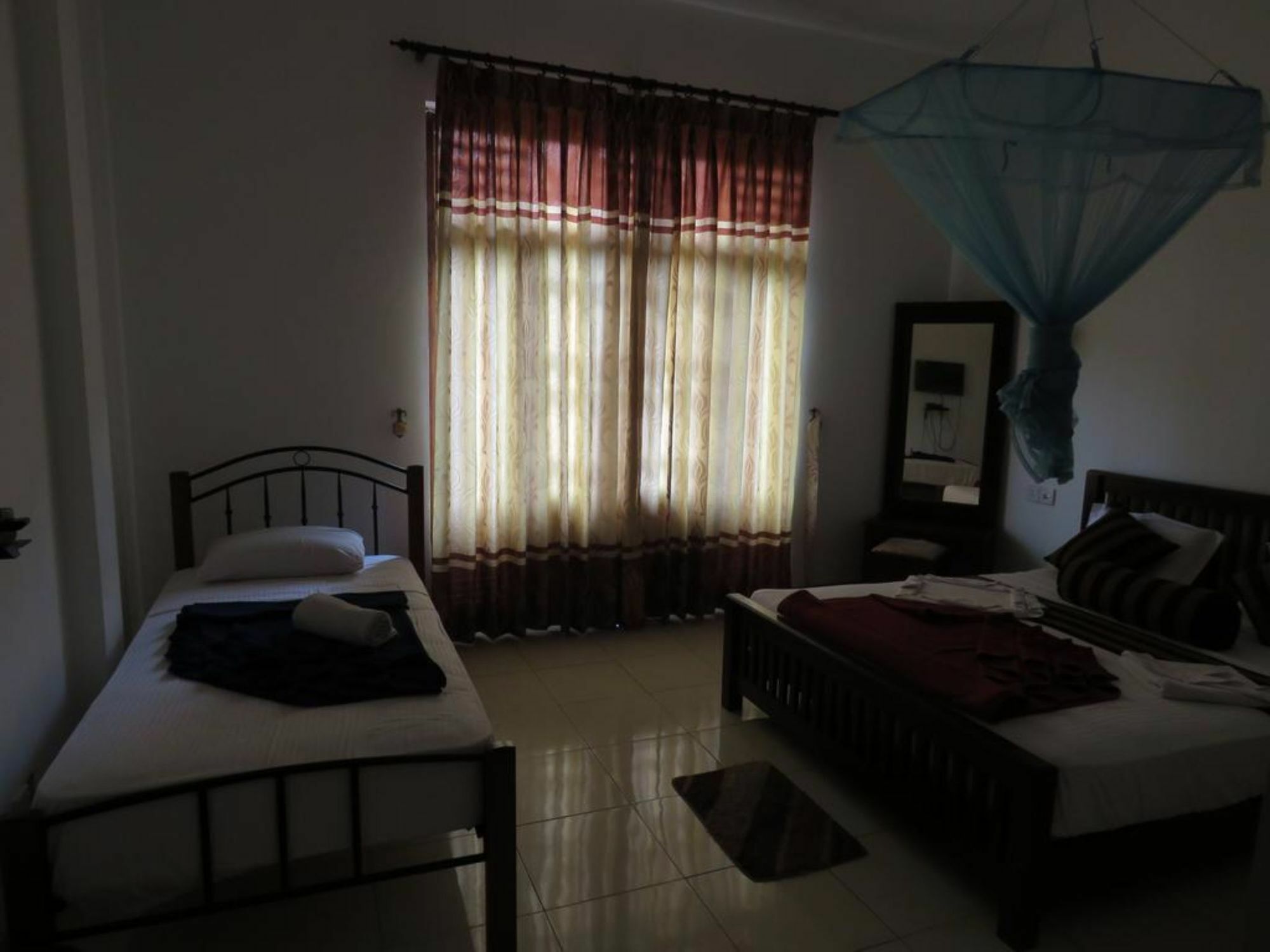 Shadow Inn Ella Luaran gambar