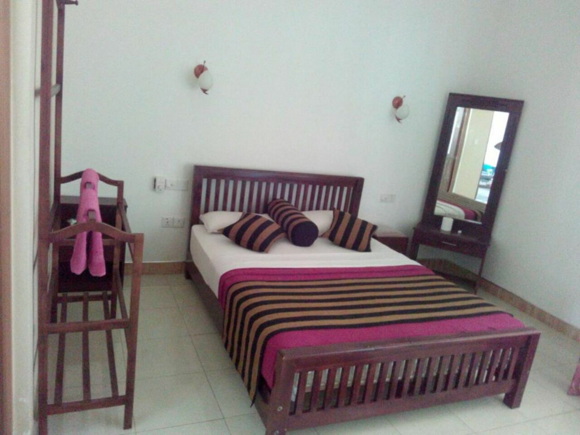 Shadow Inn Ella Luaran gambar