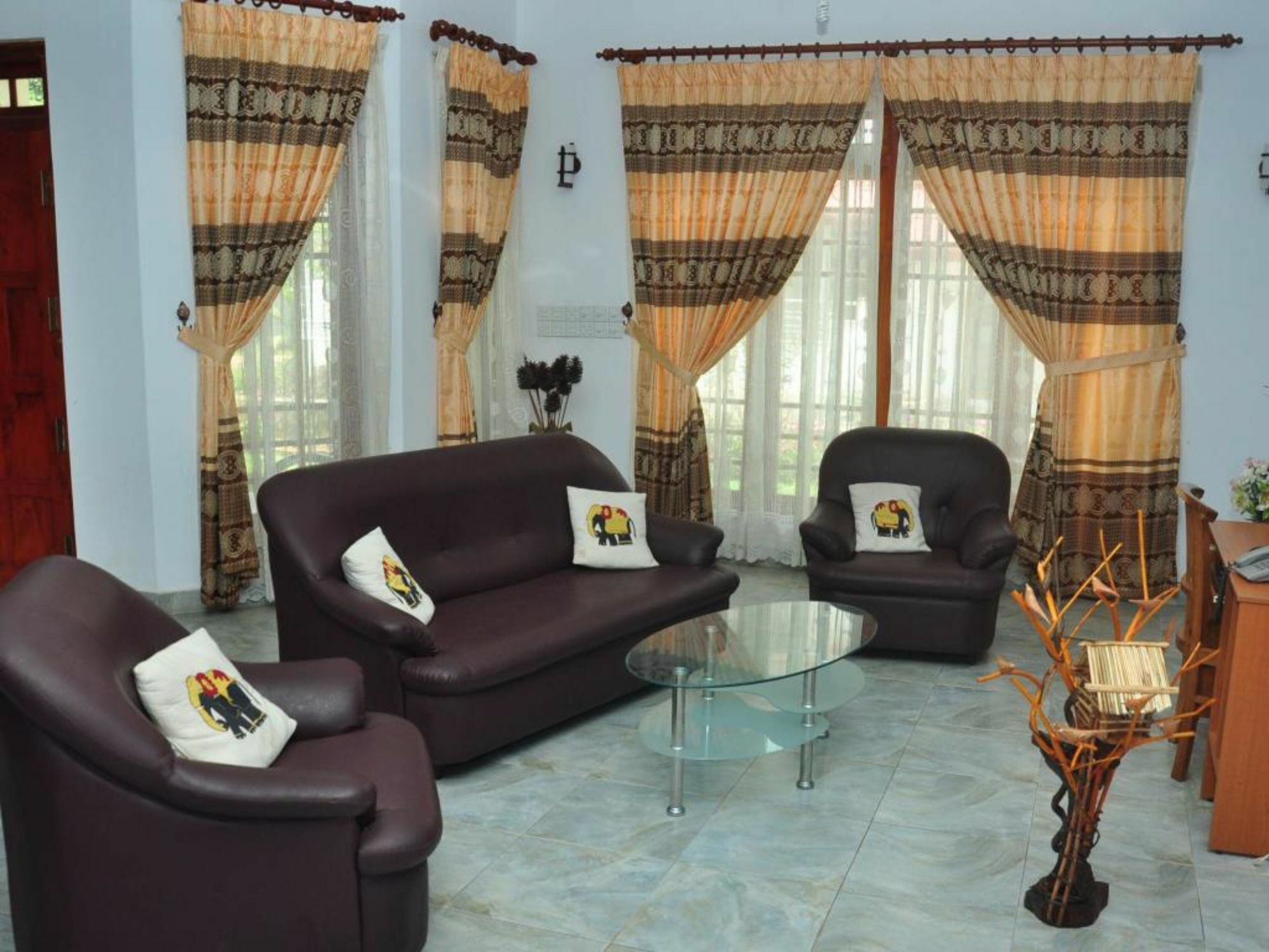 Shadow Inn Ella Luaran gambar