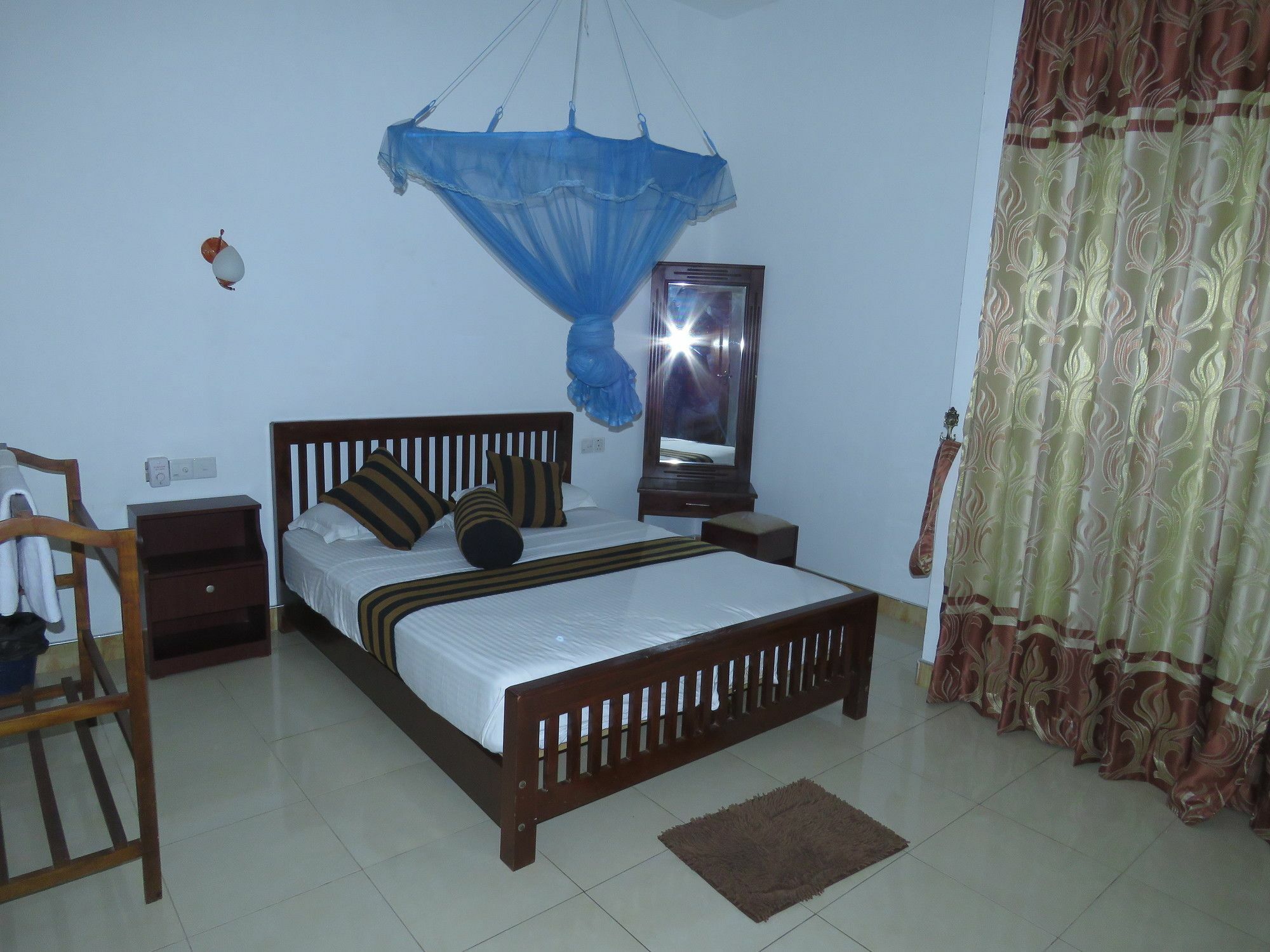 Shadow Inn Ella Luaran gambar